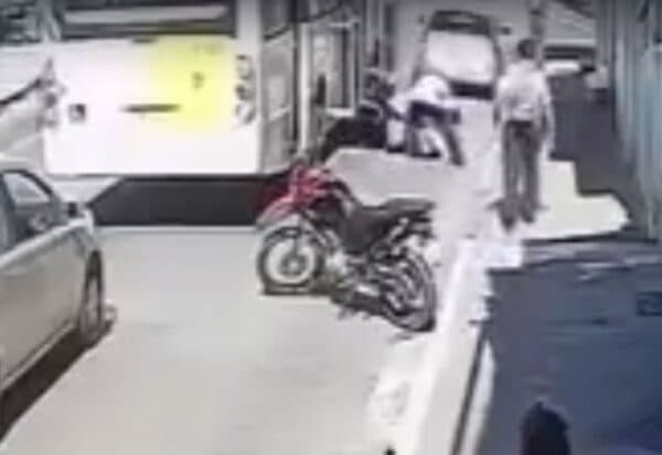 VÍDEO: Cadeirante fica ferido após cair de elevador de ônibus, na zona Leste de São Paulo