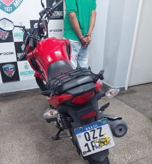 Homem é flagrado pela polícia com moto adulterada, em Manaus