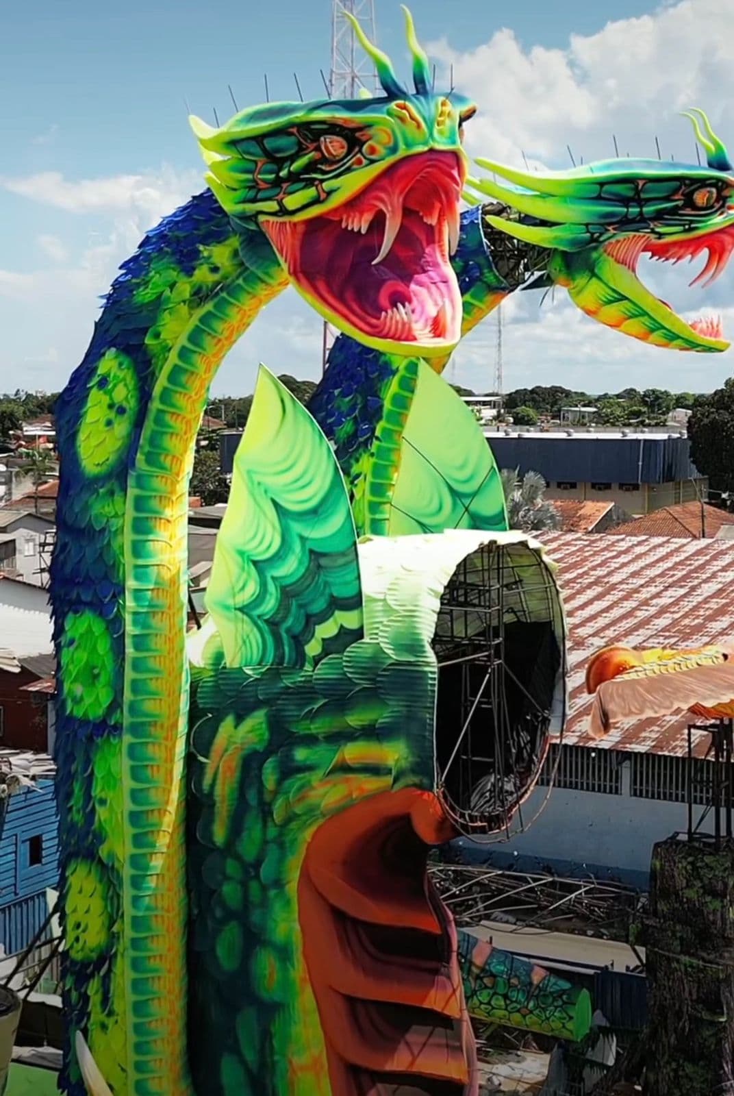 Paikicés do Caprichoso levam alegorias para área de concentração do Bumbódromo