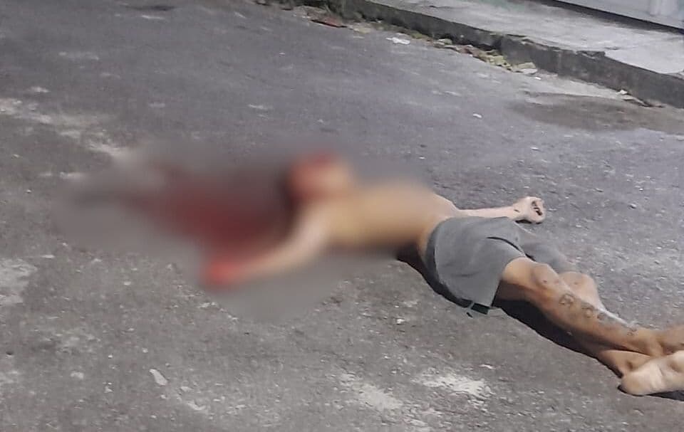 IMAGEM FORTE: Homem é morto com mais de 10 tiros na cabeça, em Manaus
