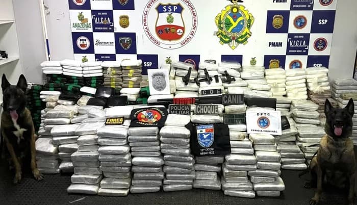 Base Arpão 1: polícia apreende 1,6 tonelada de drogas em balsas vindas do Peru