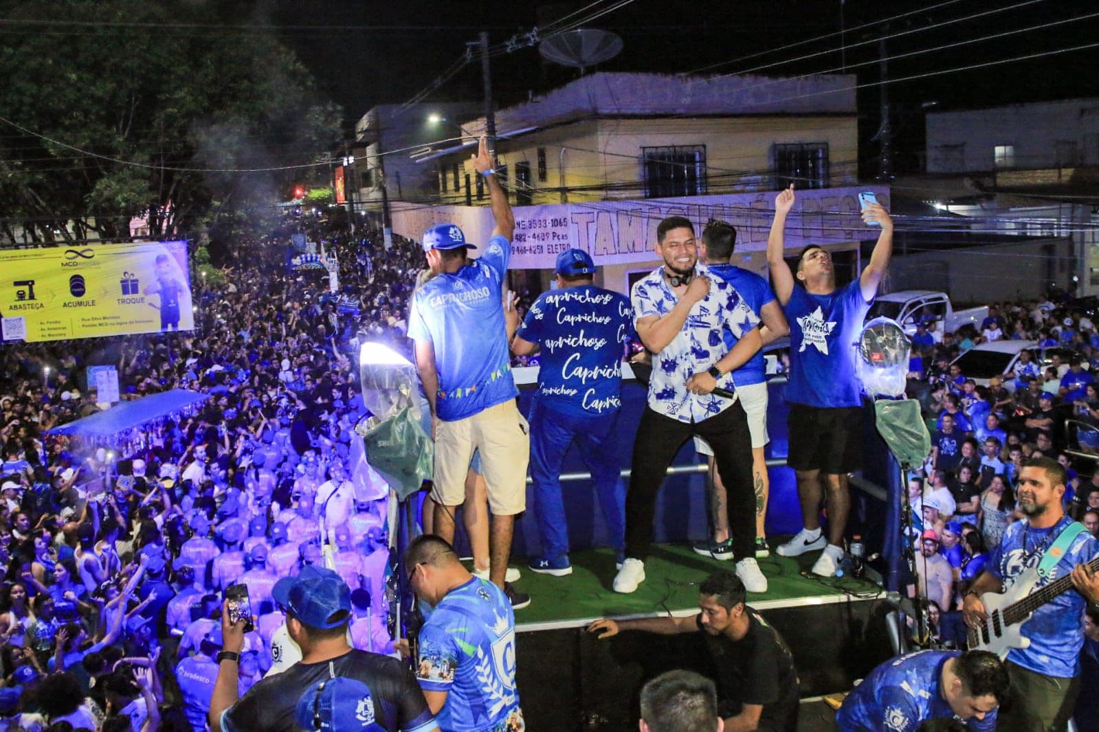 Boi de Rua: Caprichoso arrasta multidão azulada pelas ruas de Parintins