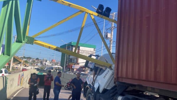 VÍDEOS: Carreta destrói limitador de altura de viaduto em Manaus e deixa motorista ferido
