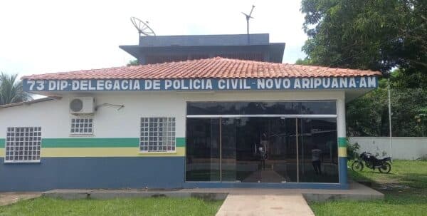 Mulher leva soco do marido enquanto amamentava filho recém-nascido, no AM