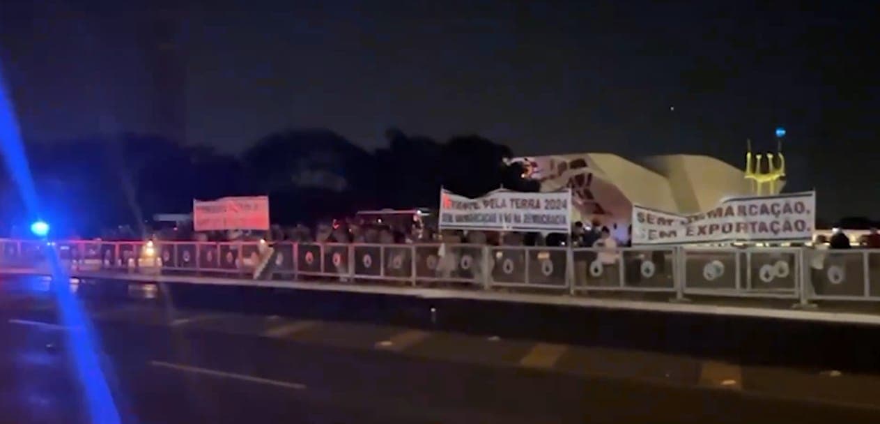 Líderes indígenas fazem ato contra o Marco Temporal em Frente ao Planalto