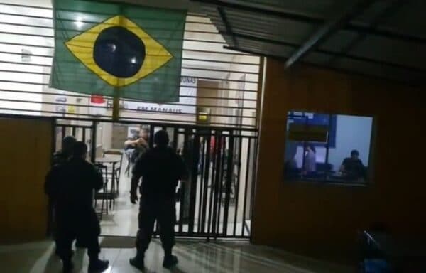 Criminosos rendem coronel do Exército e roubam 30 armas de clube de tiros, em Manaus