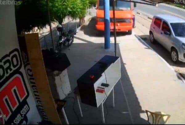 VÍDEO: Caminhão desgovernado bate em poste e arrasta motorista, no Ceará