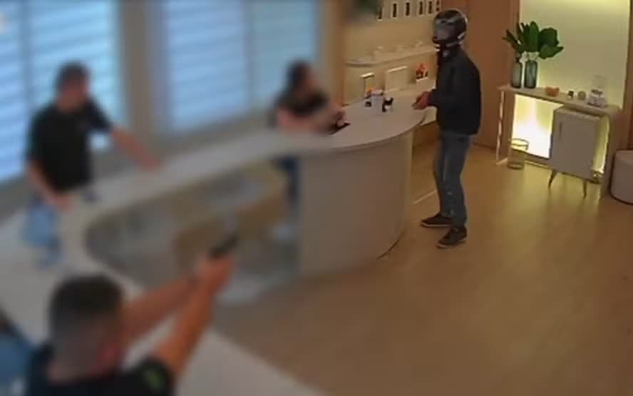 VÍDEO: Empresário atira 5 vezes contra ladrão que anunciou assalto em sua loja, no PR