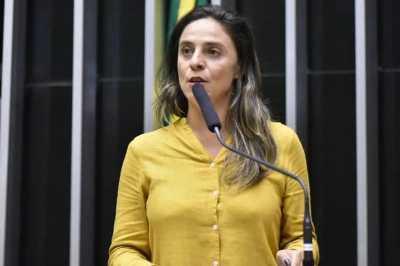 Câmara arquiva ação contra deputada federal acusada de ofender filhos de Bolsonaro