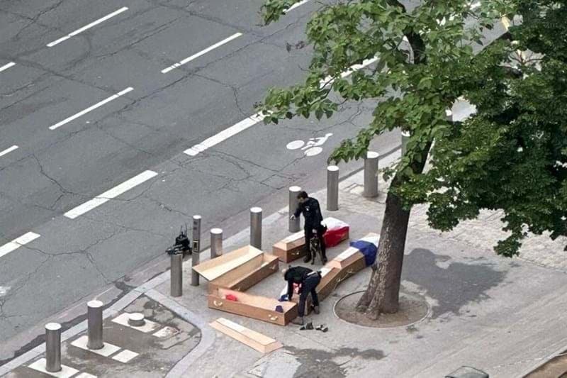 Na França, 3 pessoas são presas após polícia encontrar caixões perto da torre Eiffel