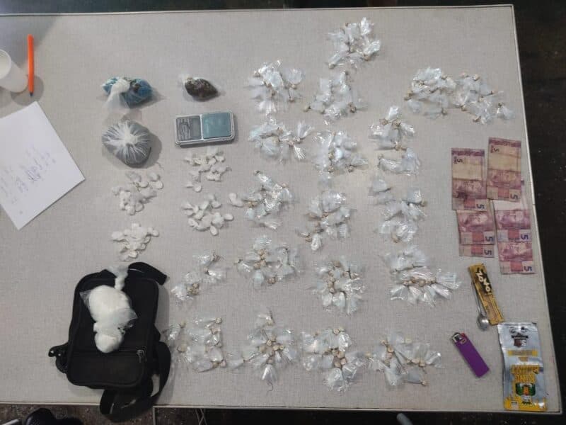 Em Borba, jovem é preso com 185 trouxinhas de oxi em bolsa e outras drogas
