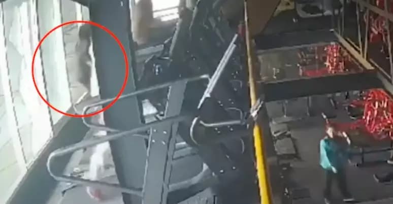 VÍDEO: Na Indonésia, mulher morre após ‘tropeçar’ na esteira e cair de janela