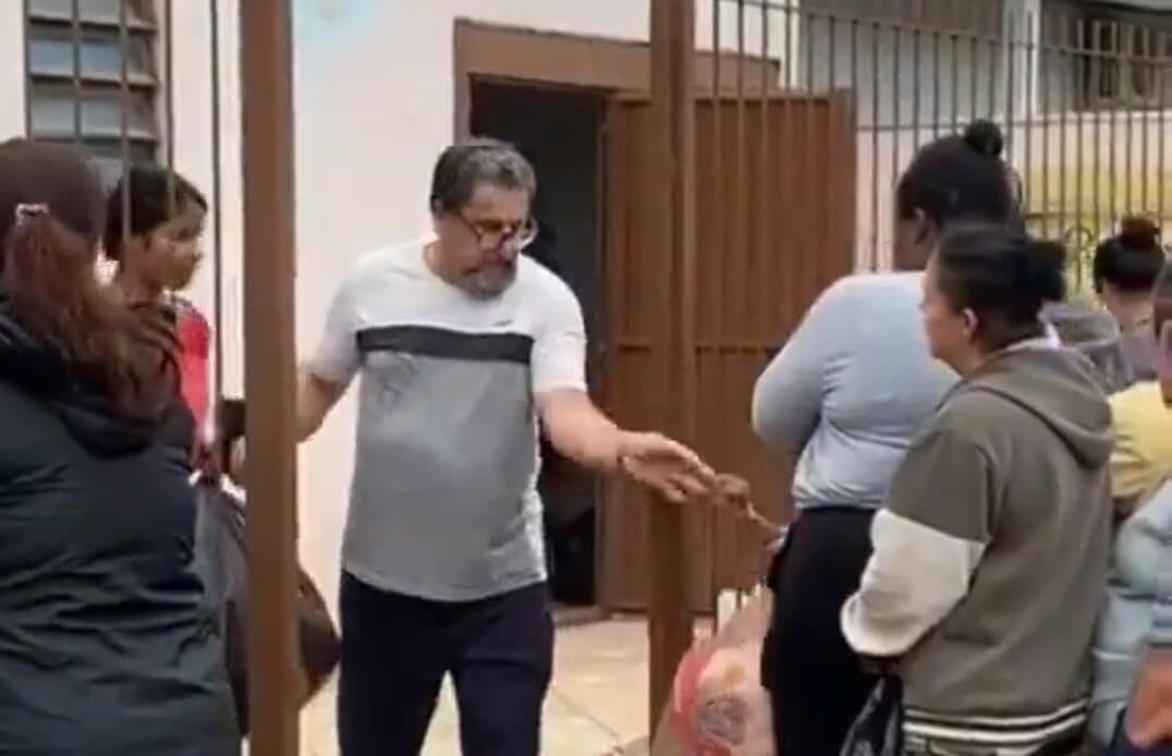 VÍDEO: Pastor é flagrado retendo doações e é obrigado a redistribuir para população no RS