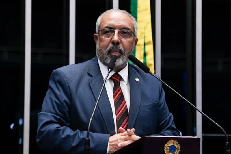 Senador Paulo Paim (PT-RS) é internado em Brasília após passar mal em casa