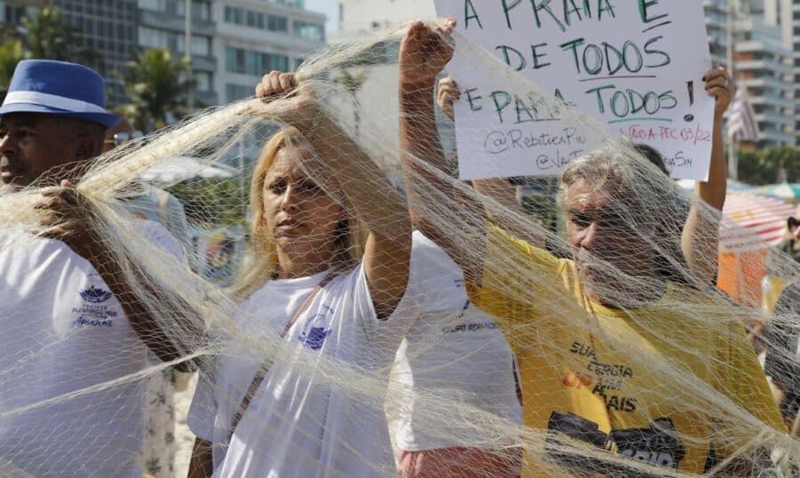 Manifestantes no RJ protestam contra PEC das Praias em Ipanema