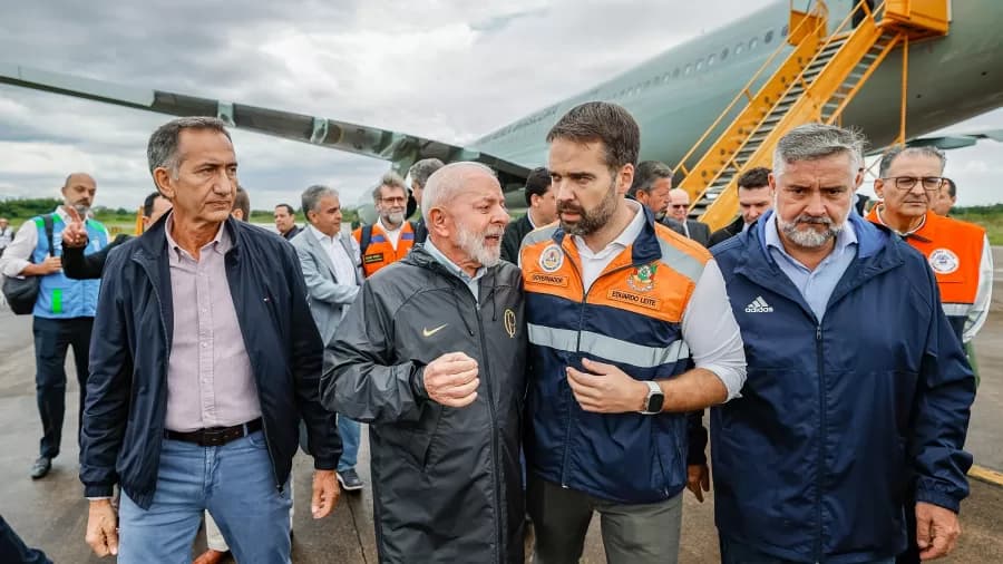 Lula e Leite divergem sobre construção de casas provisórias no RS