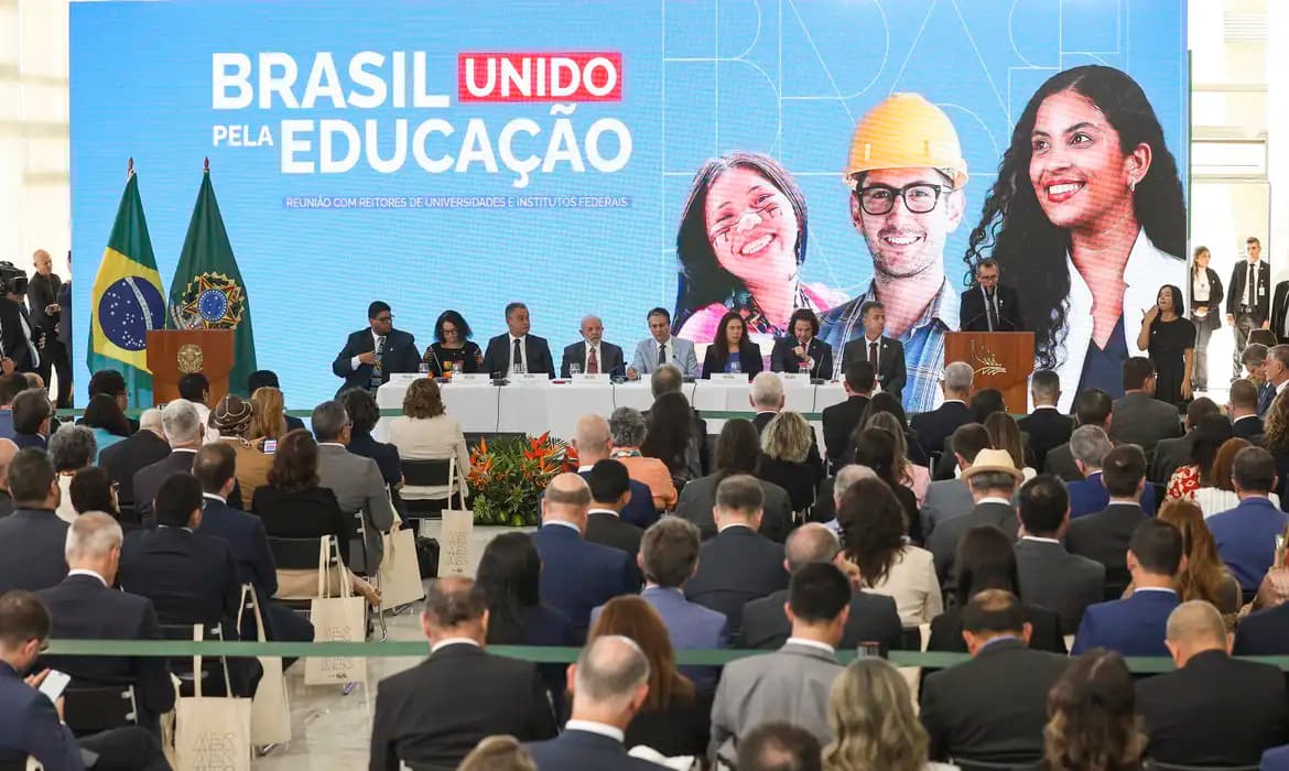 Lula se reúne com reitores e anuncia investimentos de R$ 5 bilhões para universidades