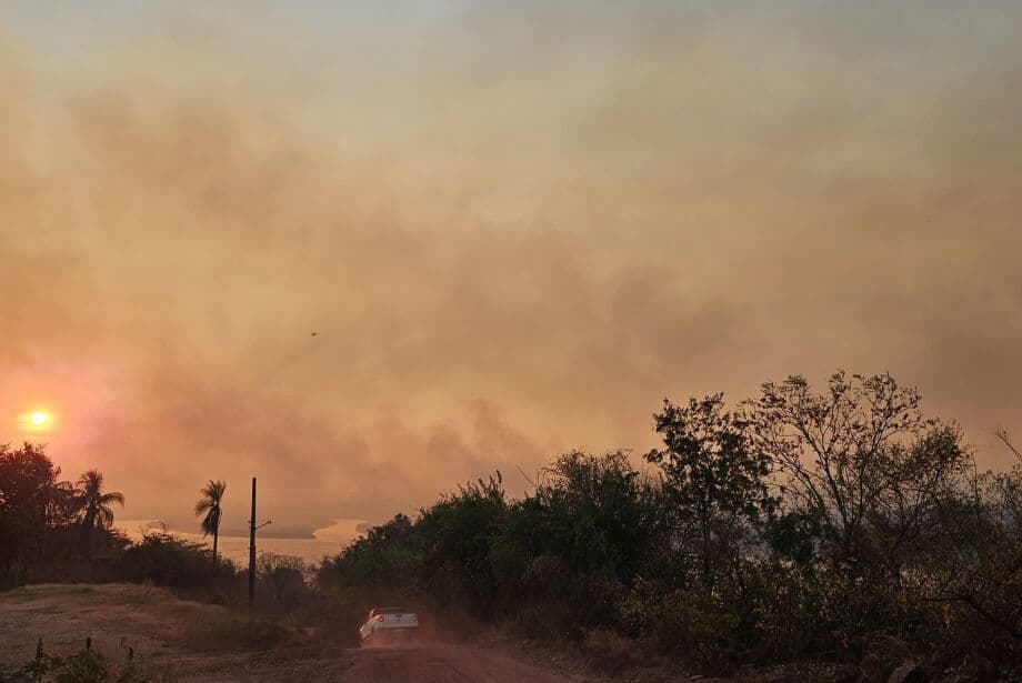 Fogo descontrolado deixa cidade de Corumbá no Pantanal coberta por fumaça.