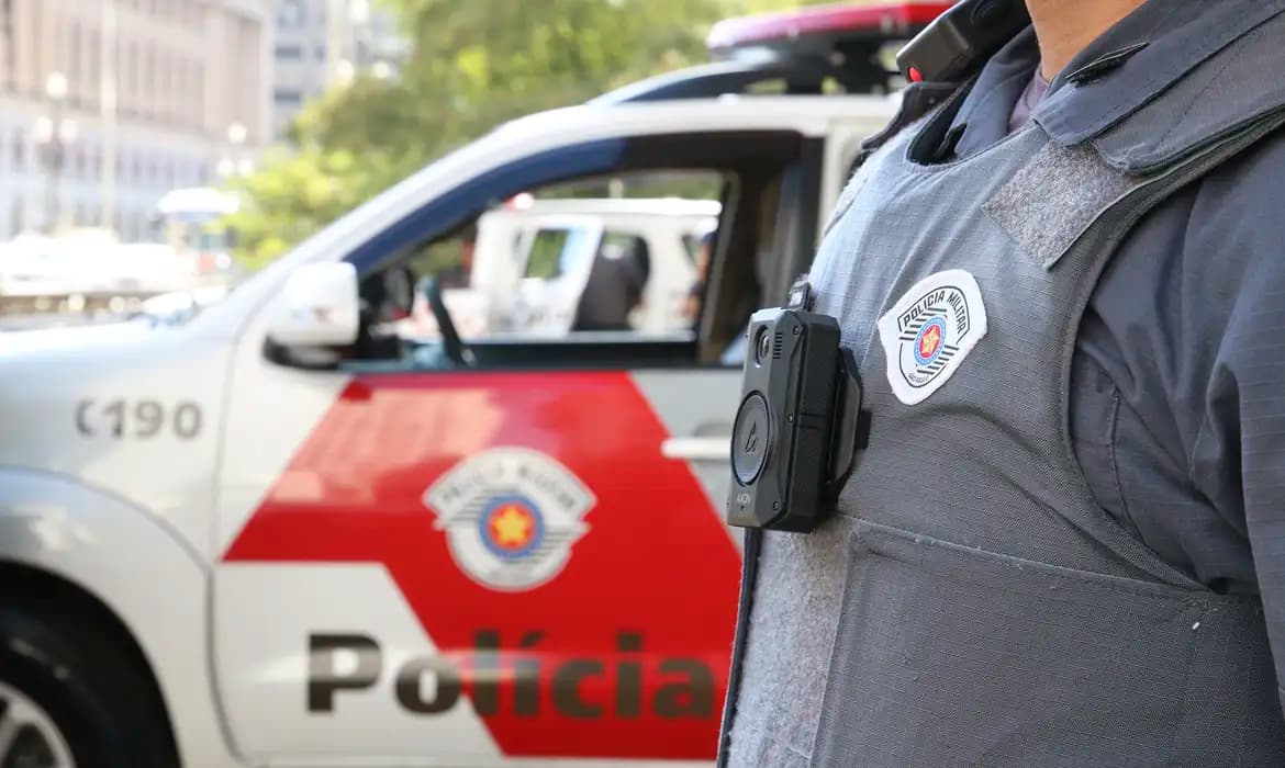 PM prende homem que agrediu a própria mãe com frango congelado em SP