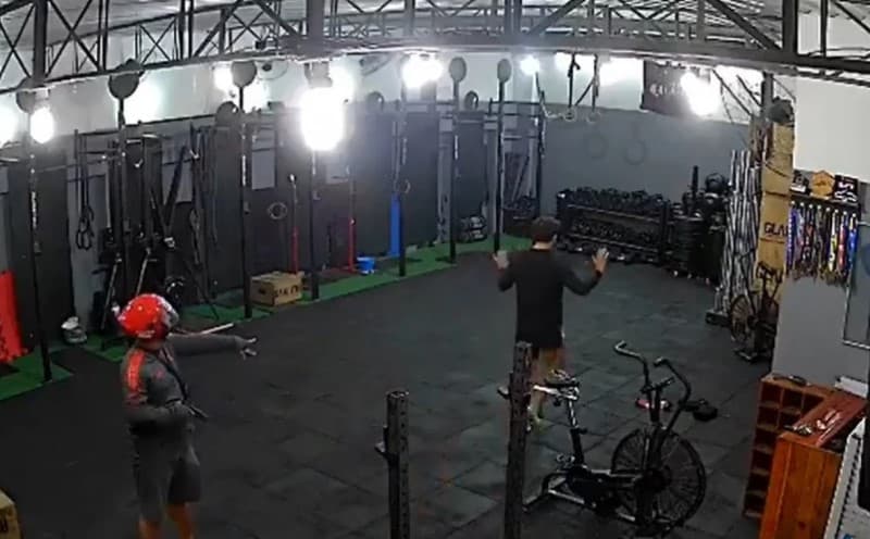 VÍDEO: ”Dá a senha, desgraçado”: homem tem celular roubado em academia de crossfit no RJ