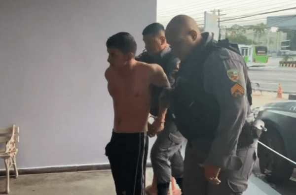 VÍDEO: Homem esfaqueia a mãe e ameaça a avó dentro de casa na zona Leste de Manaus
