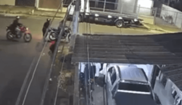 VÍDEO: Mulher é assaltada enquanto espera rota do trabalho no bairro Japiim