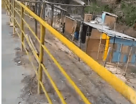 Casas são demolidas em área invadida na Avenida das Torres, em Manaus; cinco pessoas foram presas