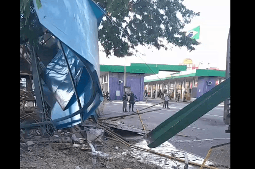 Justiça determina apreensão de bens de empresa de carreta que derrubou passarela na avenida Torquato Tapajós