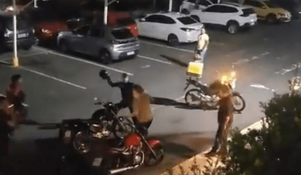 Justiça mantém prisão de motoboys que deram ‘surra’ em morador de condomínio em Manaus