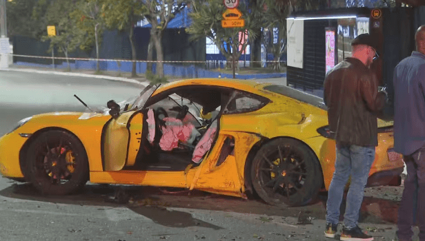 VÍDEO: Veja momento em que Porsche arrasta e esmaga moto em alta velocidade, em SP