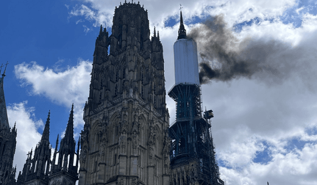 VÍDEO: Incêndio atinge pináculo da Catedral Notre Dame de Rouen na França
