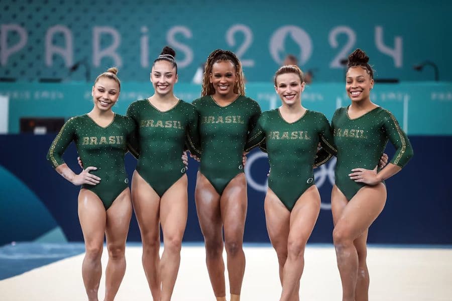 Olimpíadas: Rebeca Andrade brilha e Brasil segue para a final da ginástica artística