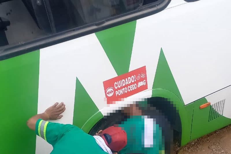 Mecânico morre ao ter cabeça prensada enquanto realizava manutenção em ônibus