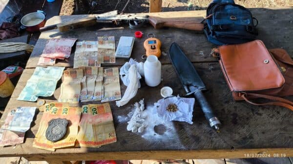 Dupla é presa com cocaína e mais de R$ 1 mil no interior do Amazonas