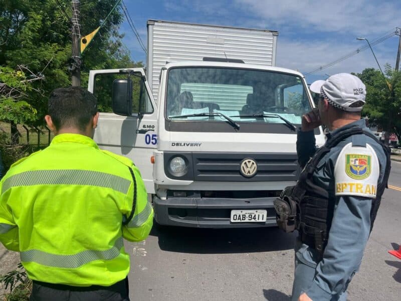 Mais de 30 caminhões são autuados durante fiscalização de veículos pesados em Manaus