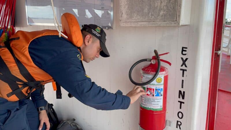 Marinha notifica 26 embarcações e apreende duas por irregularidades durante Festival de Parintins