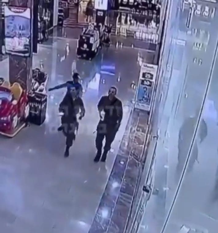 VÍDEO: Ataque terrorista em shopping de Israel deixa um soldado morto e outro gravemente ferido