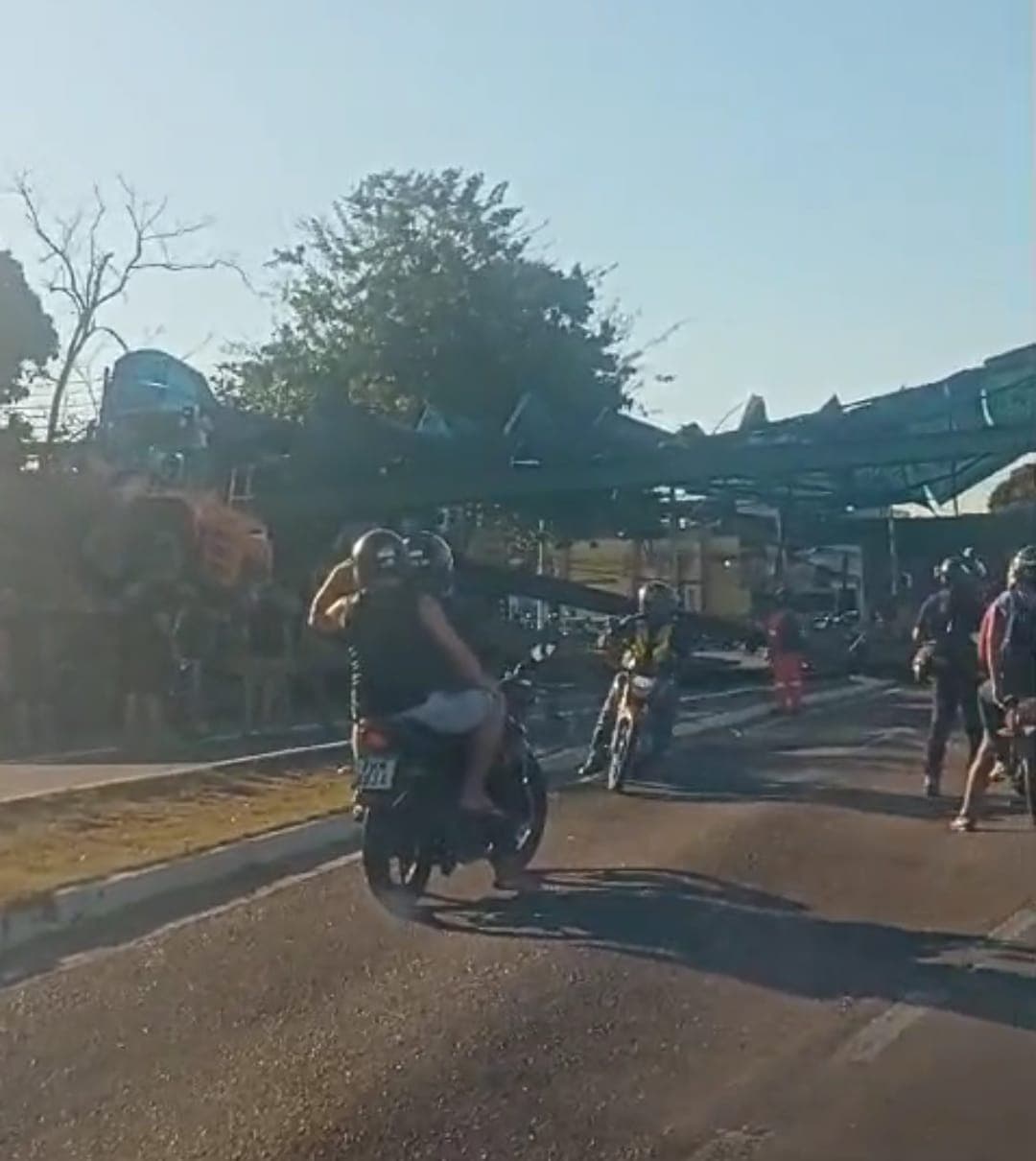Passarela desaba após ser atingida por carreta na Avenida Torquato Tapajós neste sábado (6/7)