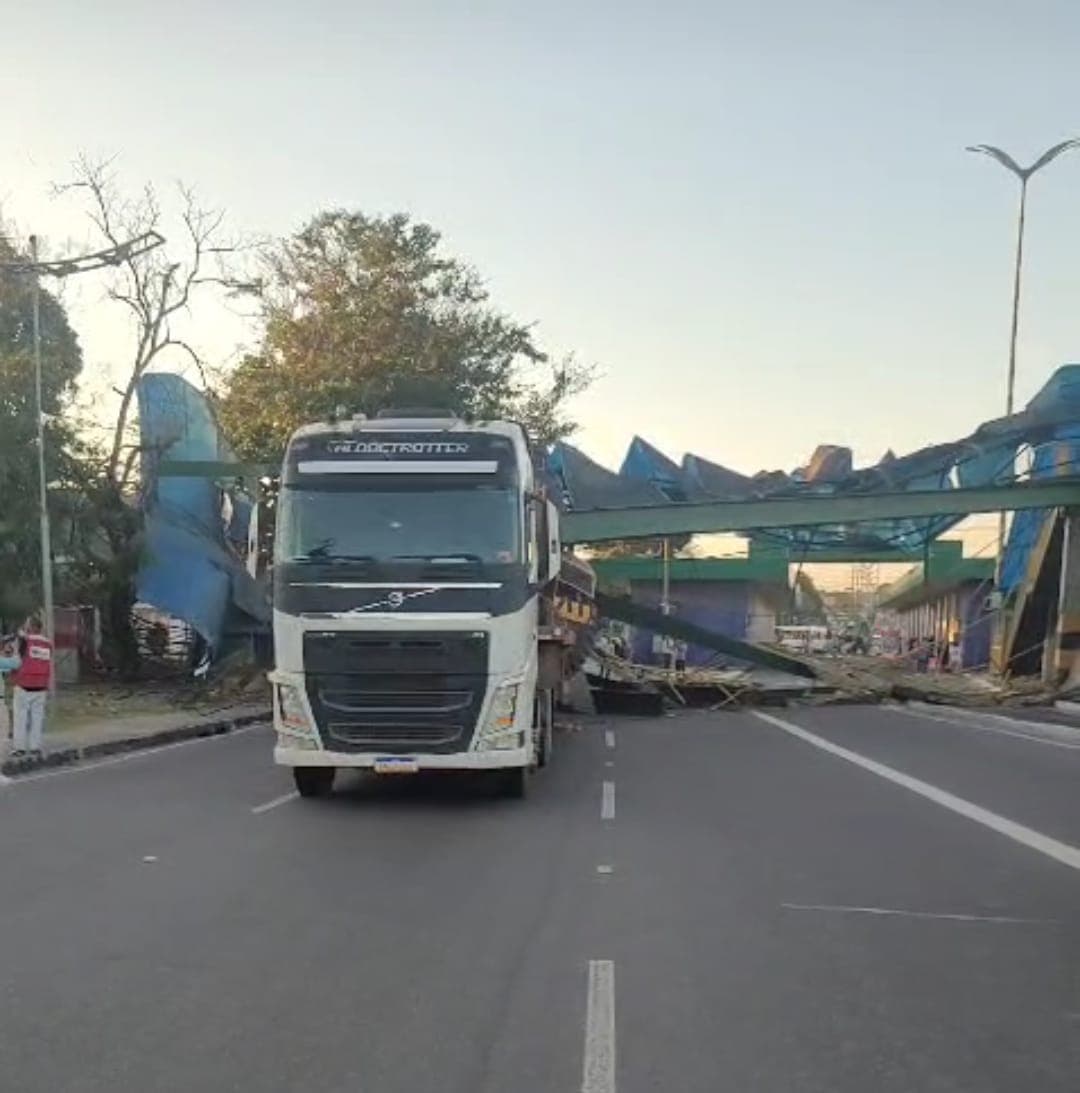 Trânsito na Avenida Torquato Tapajós é desviado após passarela de pedestres ser atingida por carreta