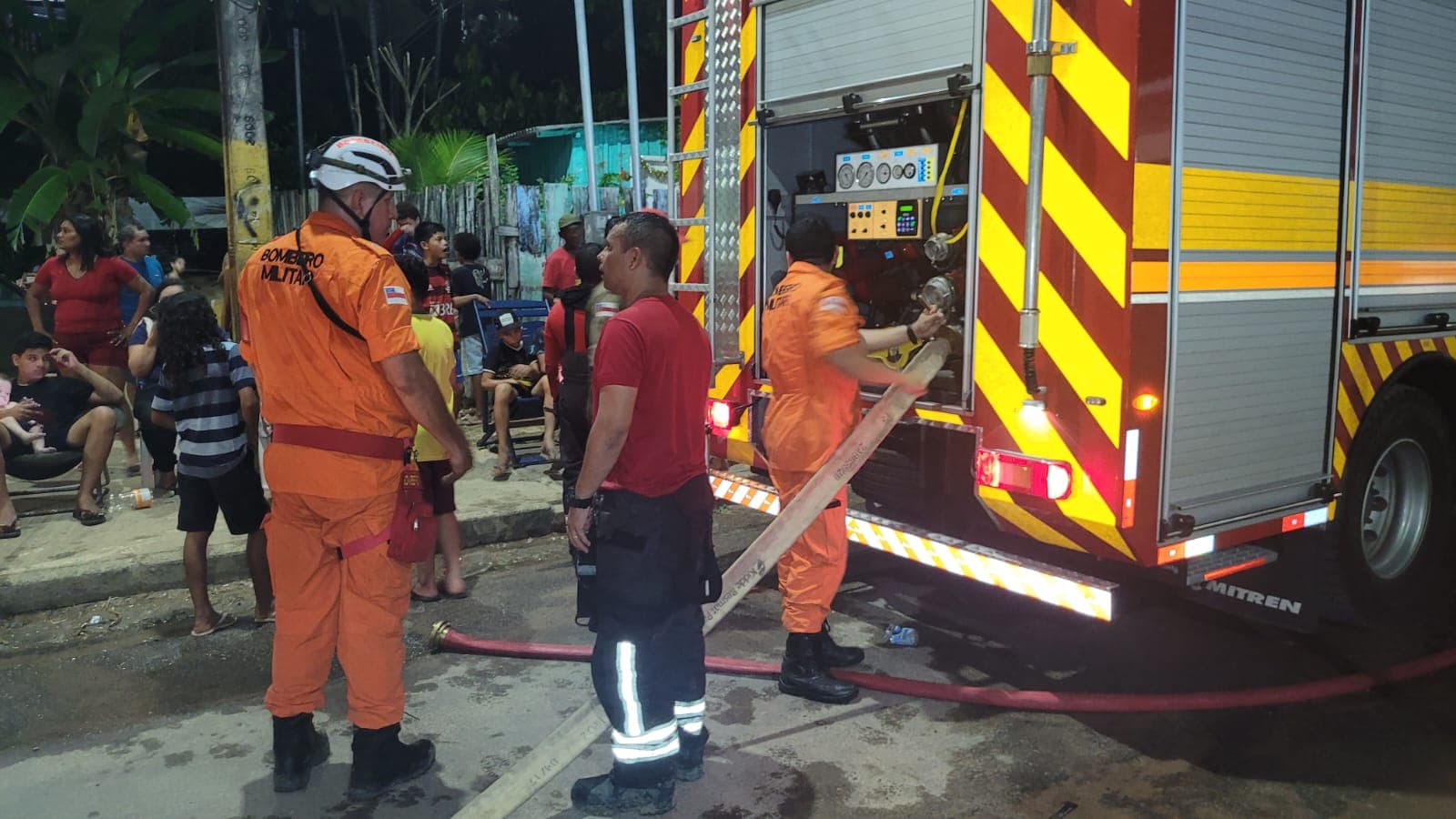 Bombeiros controlam incêndio que atingiu 9 casas no bairro Santo Agostinho