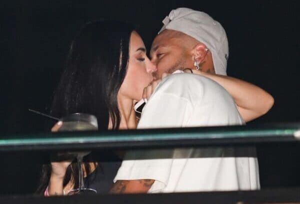 Neymar e Bruna Biancardi beijam muito em show de Thiaguinho