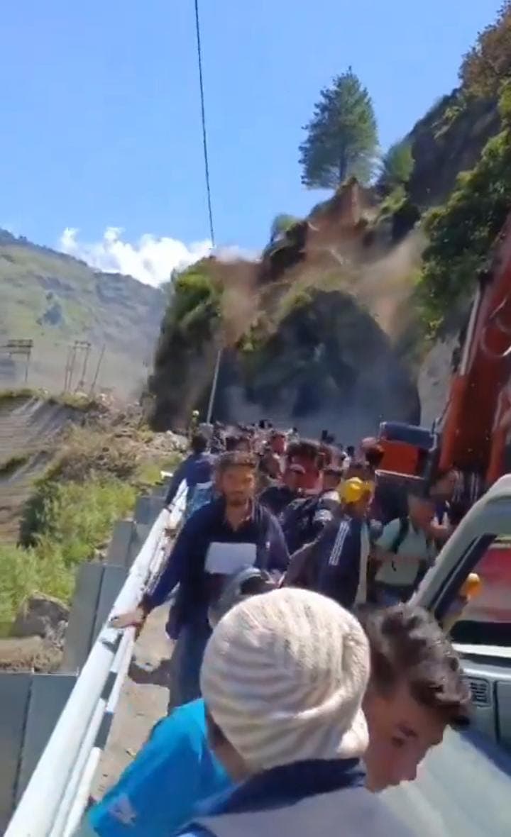 VÍDEO: Deslizamento de terra causa pânico entre pedestre na Índia