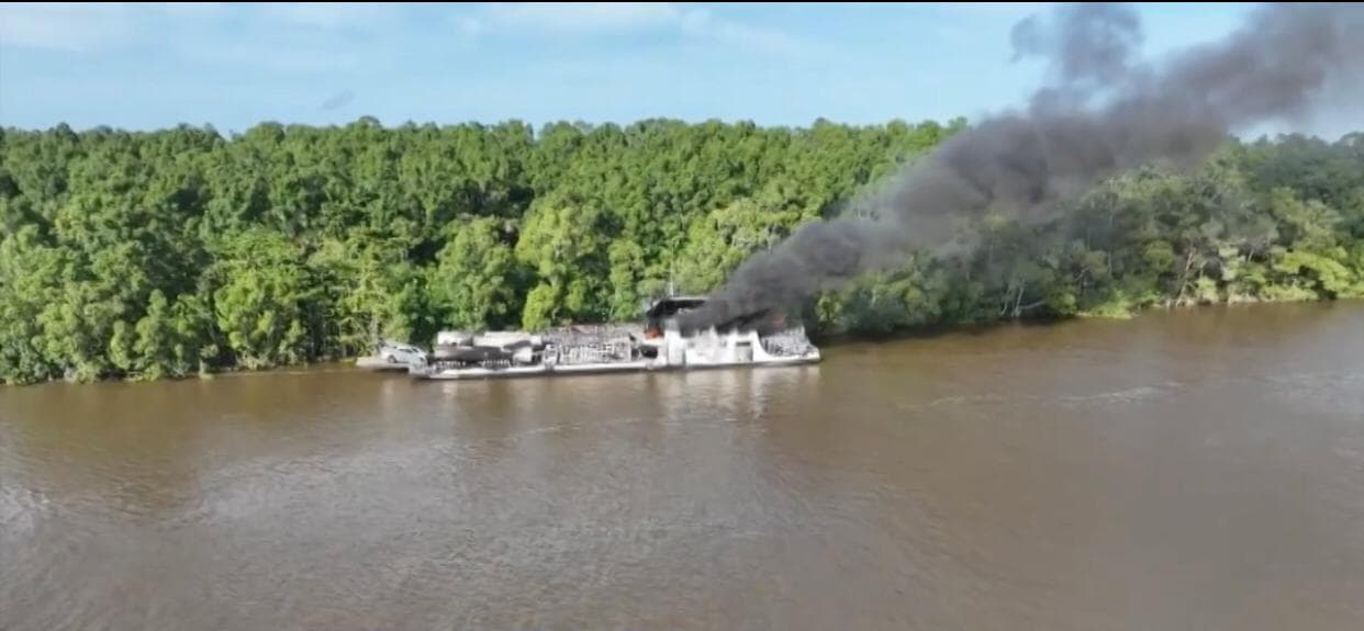 Tripulantes ficam desesperados e se jogam no rio após balsa pegar fogo, no Pará; vídeo