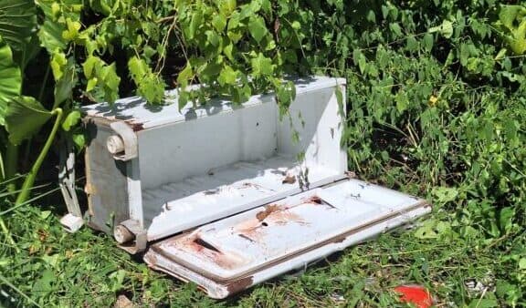 VÍDEO: Corpo com sinais de tortura é encontrado dentro de geladeira em área de mata em Manaus