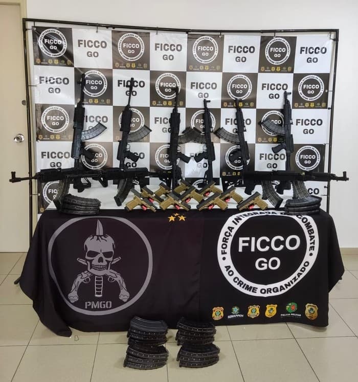 Polícia de GO apreende armas que tinham como destino facção no RJ; Governador comenta