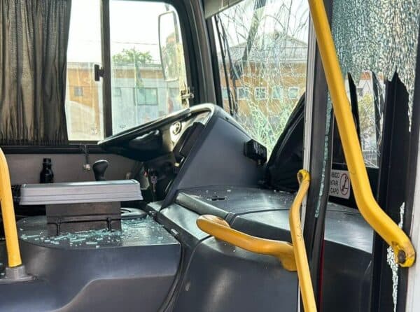 Vídeos: Homem armado ameaça motorista e quebra ônibus em Manaus