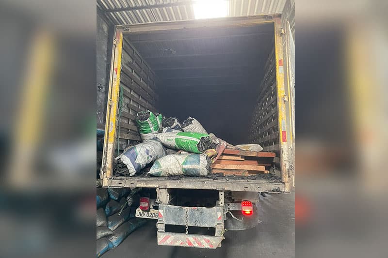 Caminhão com carvão e madeira serrada sem licenciamento é apreendido em Manaus