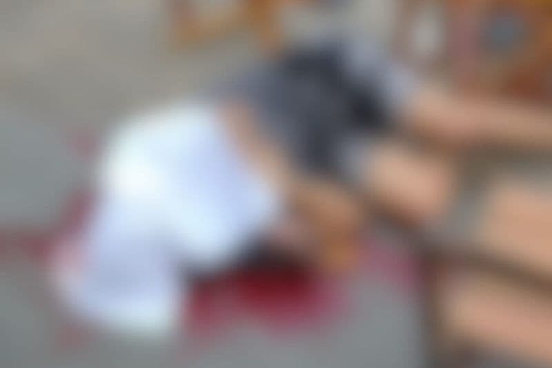 Criminosos executam a tiros homem em praça de alimentação no bairro da Glória