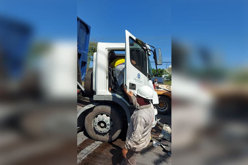 Engavetamento deixa motorista ferido e trânsito lento em Manaus
