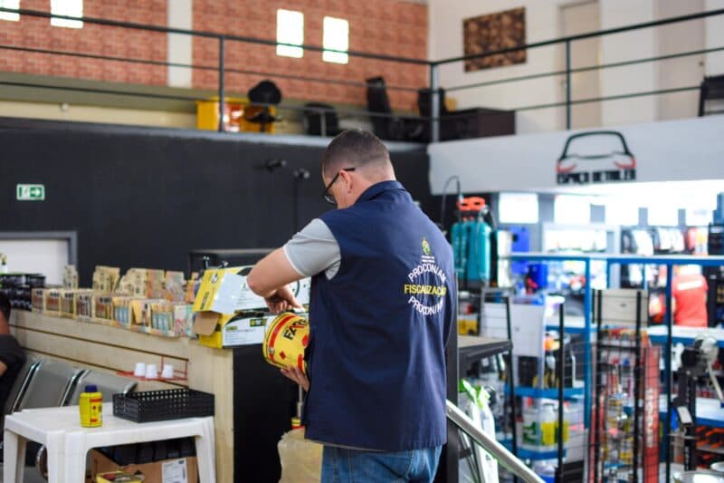 Loja de material de construção é autuada por vender produtos vencidos em Manaus